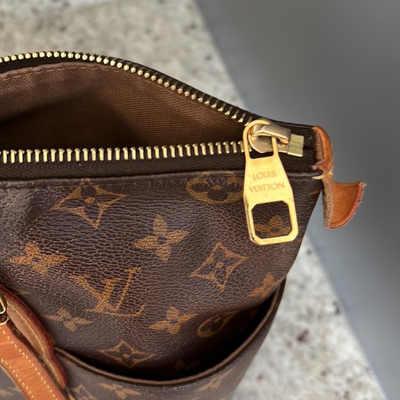 Louis Vuitton tote bag with side pockets and zipper - Picture 2 of 8